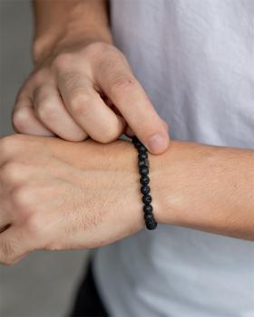 Preview: Armband mit 6 mm schwarzem Lavastein und schwarzem Abstandshalter - Black Lava 6mm